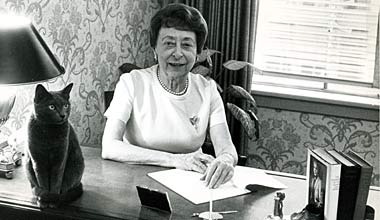 Irna Phillips við vinnu sína árið 1972. Myndin er sótt hingað.
